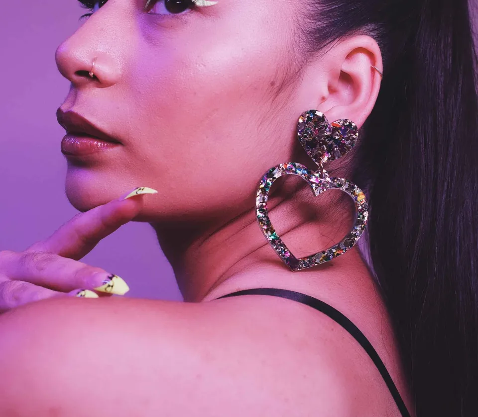 haus_of_dizzy_aladdin_bar_1.webp Barbie Hearts | Earrings^Haus Of Dizzy 'Aladdin' Barbie Heart Earrings