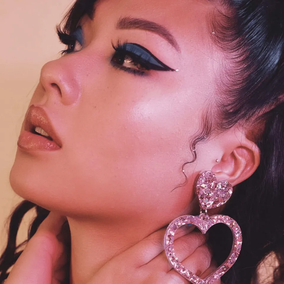 haus_of_dizzy_crystal_bar_5.webp Barbie Hearts | Earrings^Haus Of Dizzy Crystal Barbie Heart Earrings